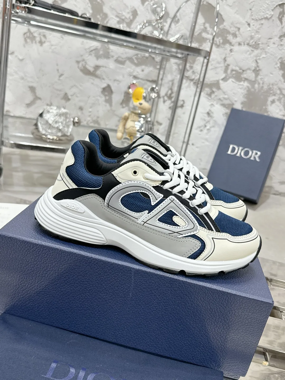 Men's men's shoes 💰600❤️❤️❤️High version Dior Dior's latest color matching B30 series reflective dad sneakers original 17380💰 purchased for development and production Brand new B30 sneakers Dad Shoes style shoes that follow the trend of the retro market The Dior logo on the tongue also indicates that this pair of shoes is the B30 model! B30 uses fine-textured leather and mesh cloth materials to form a shoe body. There are conspicuous letters CD on both sides of the shoe body to indicate identity. Many lines on the shoe body outline details to make the shoes look less monotonous and full of retro flavor. The delivery counter is exquisitely packaged🛍📦 ▪️Fabric: Original customized technical fabric + mesh ▪️Inner lining: Customized breathable lining ▪️Outsole: Original molded IP foam + TPU outsole ▪️Sole thickness: 3.5CM ▪️Size: Women’s size 35-40 / Men’s size 39-46